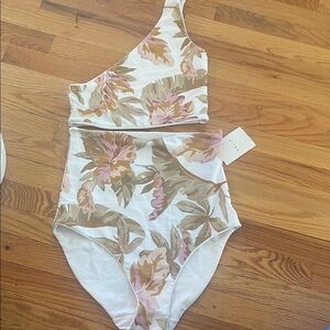 NEW NWT BAIIA REVERSIBLE 2 piece
Floral Hawaiian SWIMSUIT